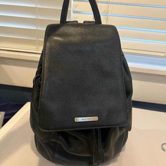 Nine West Black Leather Backpack Drawstring Flap Closure Rear Zip Festival - Picture 1 of 17